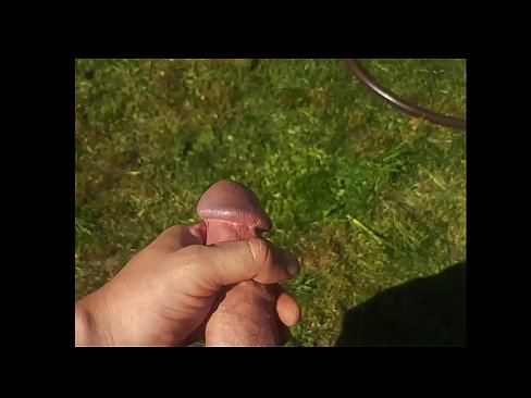 ❤️ A boazona fica com a rata rosa fodida e ejacula com um esguicho num jardim de Verão Porno fb em pt.osagoassist.ru