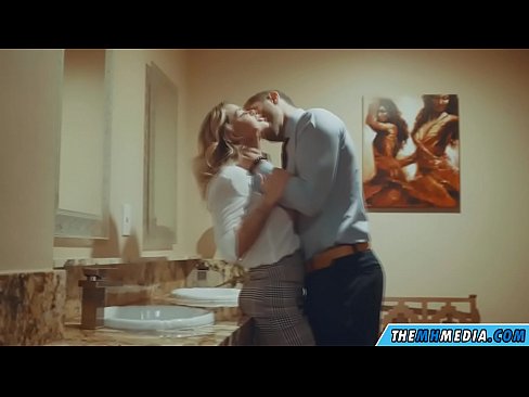 ❤️ Quando uma loira peituda o seduz numa casa de banho pública Porno fb em pt.osagoassist.ru